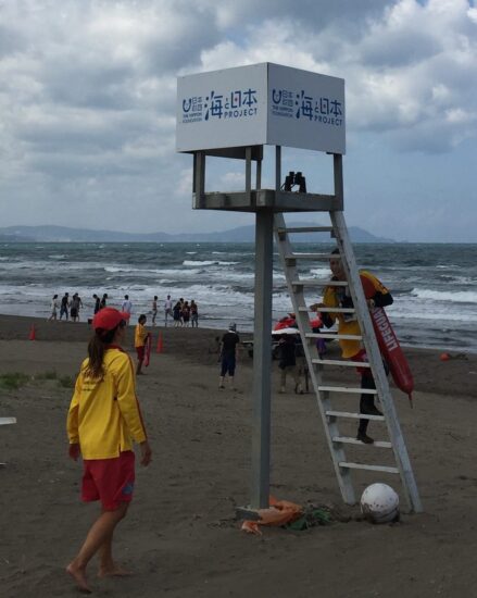 海と日本プロジェクト×おたるドリームビーチ　監視台にプロジェクトロゴ掲示　