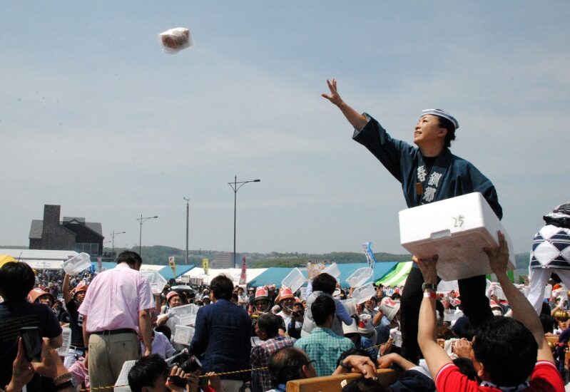 カニが空を飛ぶ！？ 網走名物「カニまき」　