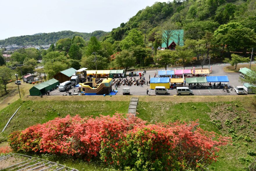 紅色に彩られる会場で地元の味が楽しめるお祭り【広尾町 / 第45回広尾つつじまつり】5/18